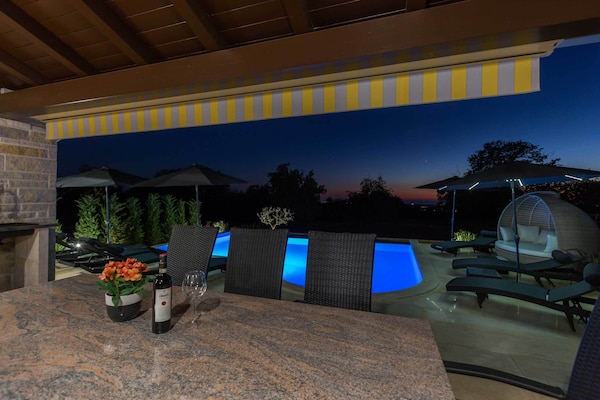 Foto van Villa in Deklici met Infinity Pool & Uitzicht - Vakantiehuis in Kaštelir - Ambiance