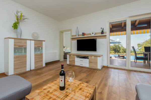 Foto van Villa in Deklici met Infinity Pool & Uitzicht - Vakantiehuis in Kaštelir - LivingRoom