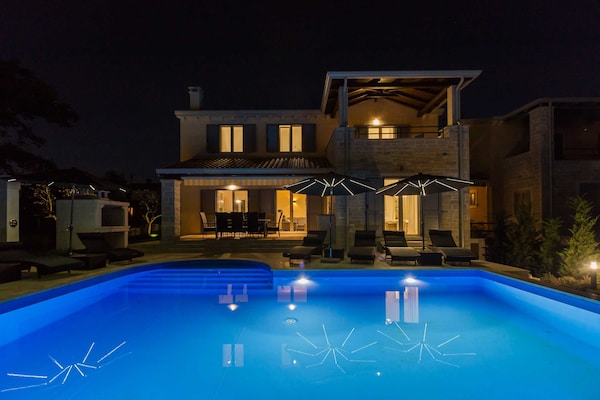 Foto van Villa in Deklici met Infinity Pool & Uitzicht - Vakantiehuis in Kaštelir - ExteriorSummer
