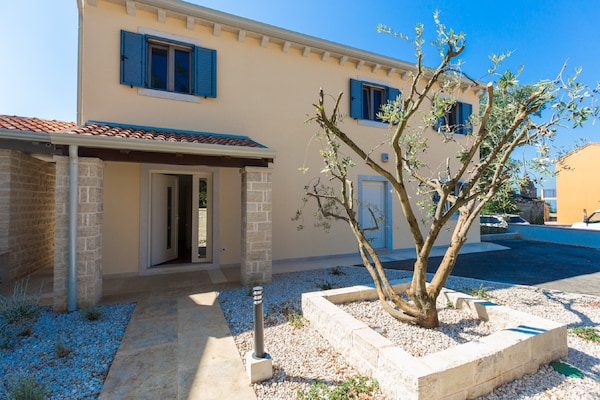 Foto van Villa in Deklici met Infinity Pool & Uitzicht - Vakantiehuis in Kaštelir - ExteriorSummer
