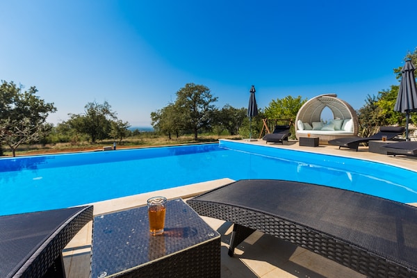 Foto van Villa in Deklici met Infinity Pool & Uitzicht - Vakantiehuis in Kaštelir - PoolOfHouse
