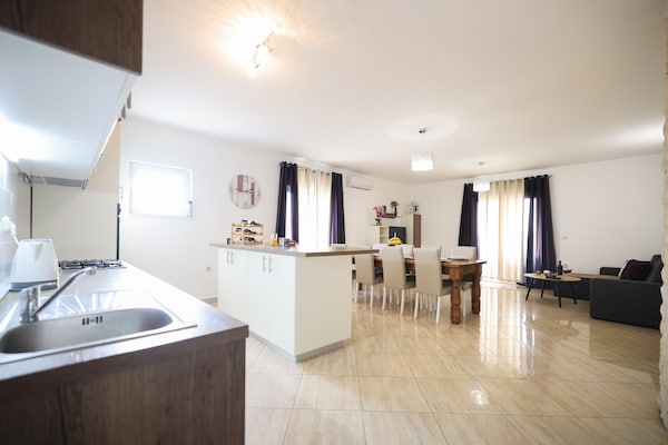 Foto van Vakantiehuis in Prkos met Zwembad - Vakantiehuis in Prkos - DiningRoom