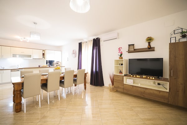 Foto van Vakantiehuis in Prkos met Zwembad - Vakantiehuis in Prkos - DiningRoom