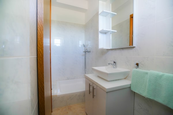 Foto van Vakantiehuis in Prkos met Zwembad - Vakantiehuis in Prkos - BathRoom