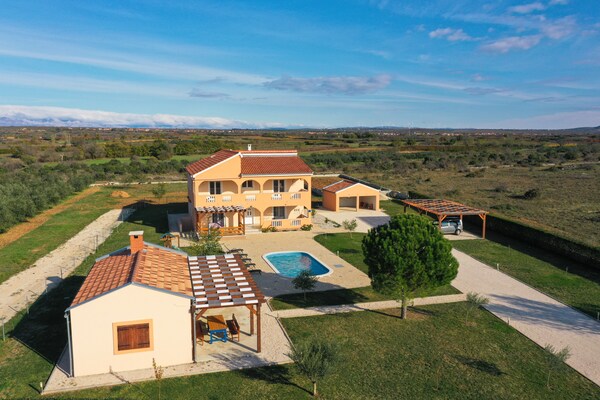 Foto van Vakantiehuis in Prkos met Zwembad - Vakantiehuis in Prkos - AreaSummer1KM