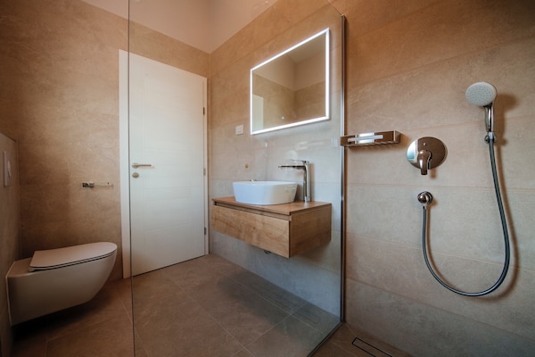 Foto van Villa in Pridraga met zwembad bij zee - Vakantiehuis in Pridraga - BathRoom