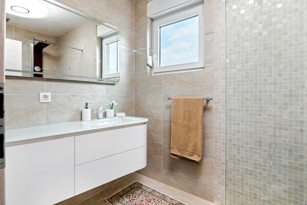 Foto van Luxe villa in Novigrad met infinity pool - Vakantiehuis in Novigrad - BathRoom