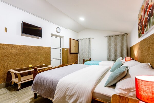 Foto van Vakantiehuis Neoric met Verwarmd Zwembad - Vakantiehuis in Neorić - BedRoom