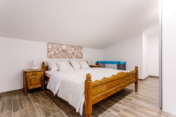 Foto van Vakantiehuis Neoric met Verwarmd Zwembad - Vakantiehuis in Neorić - BedRoom