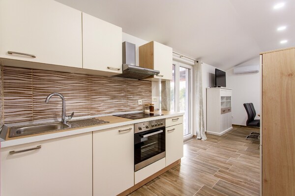 Foto van Vakantiehuis Neoric met Verwarmd Zwembad - Vakantiehuis in Neorić - Kitchen