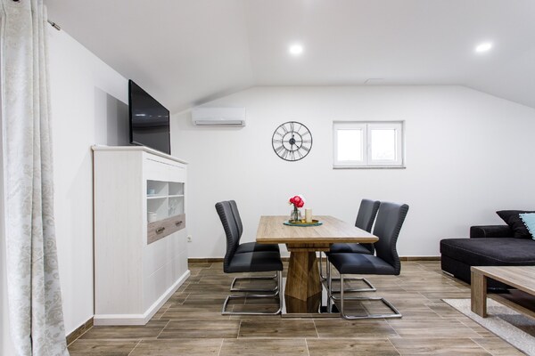 Foto van Vakantiehuis Neoric met Verwarmd Zwembad - Vakantiehuis in Neorić - DiningRoom