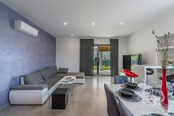 Foto van Villa in Novigrad met Privézwembad en Strand - Vakantiehuis in Novigrad - LivingRoom