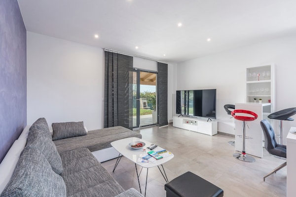 Foto van Villa in Novigrad met Privézwembad en Strand - Vakantiehuis in Novigrad - LivingRoom