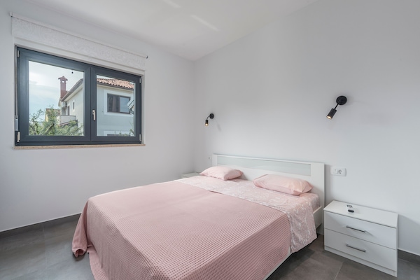 Foto van Villa in Novigrad met Privézwembad en Strand - Vakantiehuis in Novigrad - BedRoom