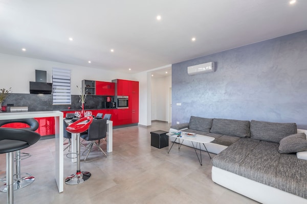 Foto van Villa in Novigrad met Privézwembad en Strand - Vakantiehuis in Novigrad - LivingRoom