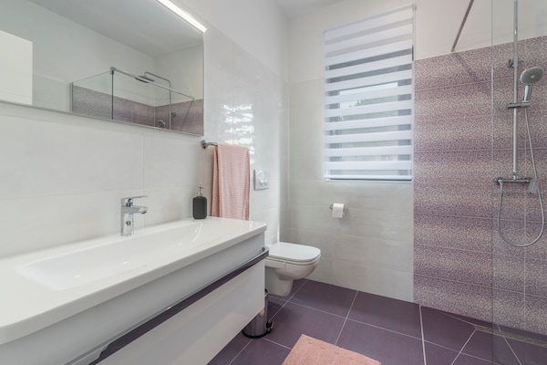 Foto van Villa in Novigrad met Privézwembad en Strand - Vakantiehuis in Novigrad - BathRoom