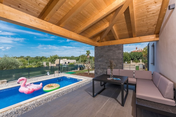 Foto van Villa in Novigrad met Privézwembad en Strand - Vakantiehuis in Novigrad - TerraceBalcony