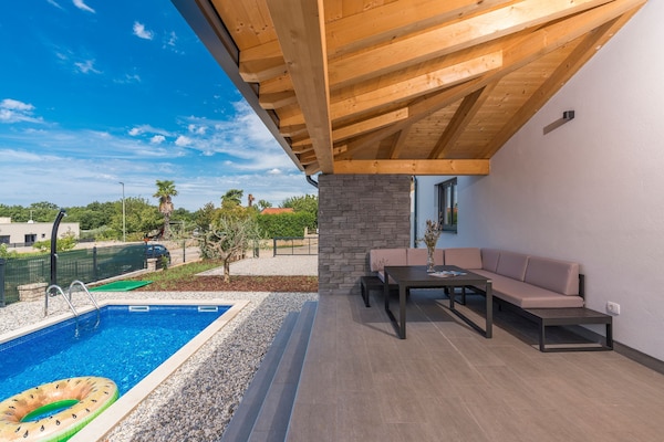 Foto van Villa in Novigrad met Privézwembad en Strand - Vakantiehuis in Novigrad - TerraceBalcony