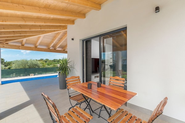 Foto van Villa in Novigrad met Privézwembad en Strand - Vakantiehuis in Novigrad - TerraceBalcony