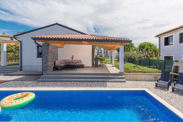 Foto van Villa in Novigrad met Privézwembad en Strand - Vakantiehuis in Novigrad - ExteriorSummer
