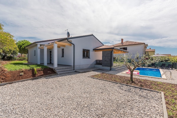 Foto van Villa in Novigrad met Privézwembad en Strand - Vakantiehuis in Novigrad - ExteriorSummer
