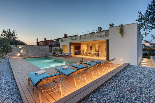 Foto van Villa in Stinjan met Zwembad en Zeezicht - Vakantiehuis in Stinjan - PoolOfHouse