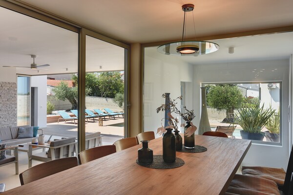 Foto van Villa in Stinjan met Zwembad en Zeezicht - Vakantiehuis in Stinjan - DiningRoom