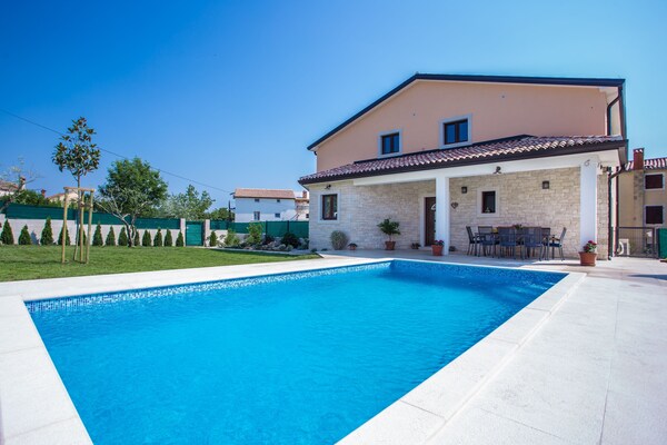 Foto van Villa in Brtonigla met Privézwembad - Vakantiehuis in Brtonigla - ExteriorSummer