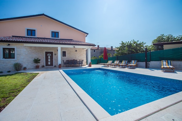 Foto van Villa in Brtonigla met Privézwembad - Vakantiehuis in Brtonigla - ExteriorSummer