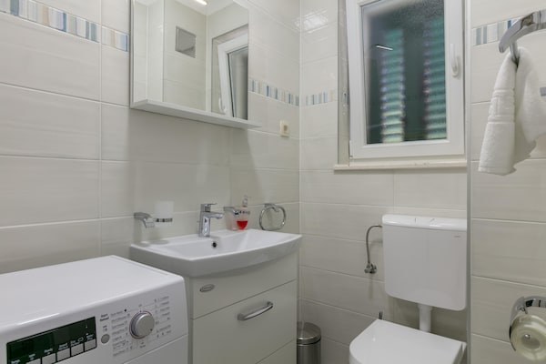Foto van Villa op Brac Eiland bij Strand & Zwembad - Vakantiehuis in Milna - BathRoom
