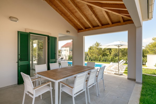 Foto van Villa op Brac Eiland bij Strand & Zwembad - Vakantiehuis in Milna - TerraceBalcony