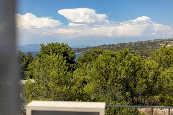 Foto van Villa op Brac Eiland bij Strand & Zwembad - Vakantiehuis in Milna - ViewSummer