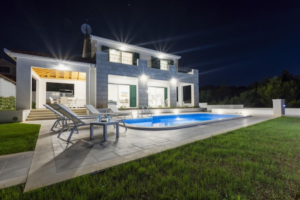 Foto van Villa op Brac Eiland bij Strand & Zwembad - Vakantiehuis in Milna - ExteriorSummer