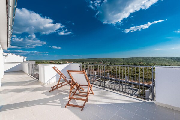 Foto van Mooi ingerichte villa met zwembad - Vakantiehuis in Sukosan - TerraceBalcony