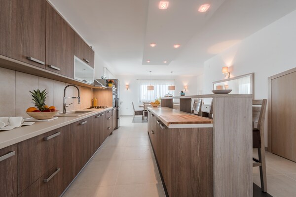 Foto van Mooi ingerichte villa met zwembad - Vakantiehuis in Sukosan - Kitchen