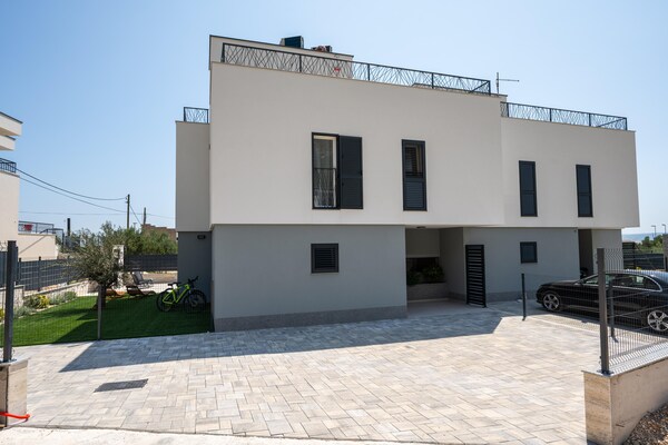 Foto van Vakantie-oase met hydromassagezwembad - Vakantiehuis in Kaštel Sućurac - ExteriorSummer