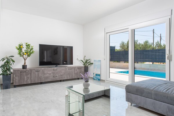 Foto van Vakantie-oase met hydromassagezwembad - Vakantiehuis in Kaštel Sućurac - LivingRoom