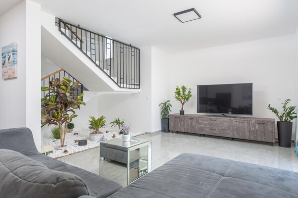 Foto van Vakantie-oase met hydromassagezwembad - Vakantiehuis in Kaštel Sućurac - LivingRoom