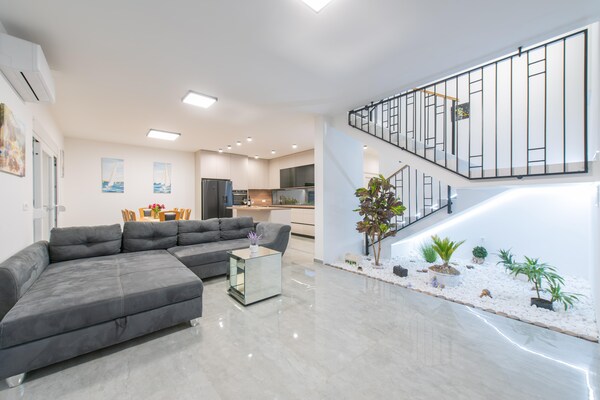 Foto van Vakantie-oase met hydromassagezwembad - Vakantiehuis in Kaštel Sućurac - LivingRoom