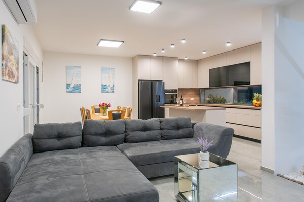 Foto van Vakantie-oase met hydromassagezwembad - Vakantiehuis in Kaštel Sućurac - LivingRoom