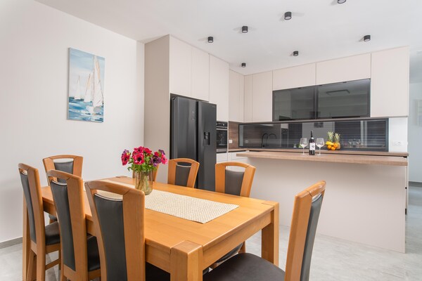 Foto van Vakantie-oase met hydromassagezwembad - Vakantiehuis in Kaštel Sućurac - DiningRoom