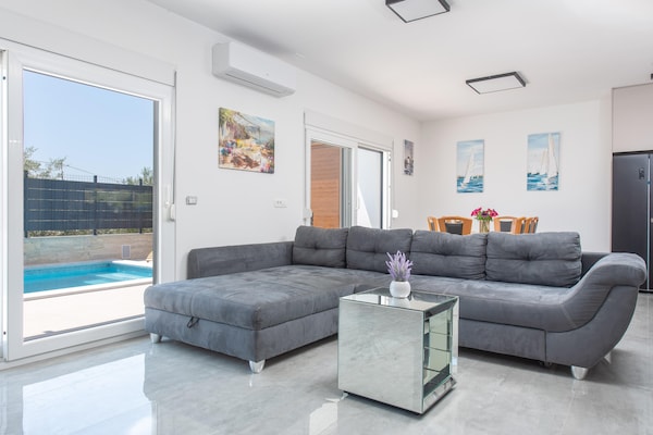 Foto van Vakantie-oase met hydromassagezwembad - Vakantiehuis in Kaštel Sućurac - LivingRoom