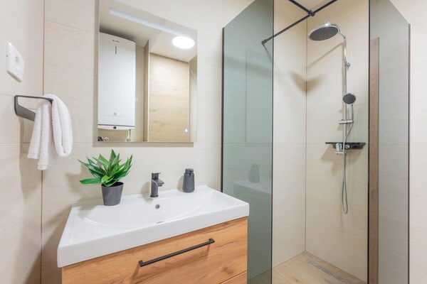 Foto van Vakantie-oase met hydromassagezwembad - Vakantiehuis in Kaštel Sućurac - BathRoom
