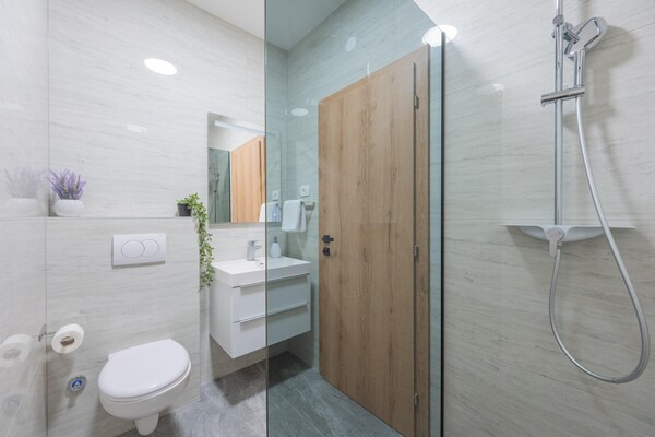Foto van Vakantie-oase met hydromassagezwembad - Vakantiehuis in Kaštel Sućurac - BathRoom