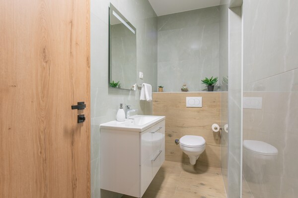 Foto van Vakantie-oase met hydromassagezwembad - Vakantiehuis in Kaštel Sućurac - BathRoom