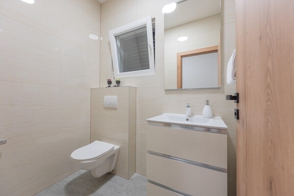 Foto van Vakantie-oase met hydromassagezwembad - Vakantiehuis in Kaštel Sućurac - BathRoom
