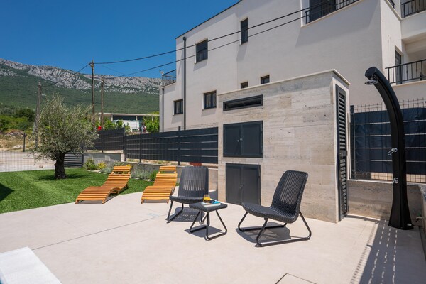 Foto van Vakantie-oase met hydromassagezwembad - Vakantiehuis in Kaštel Sućurac - TerraceBalcony