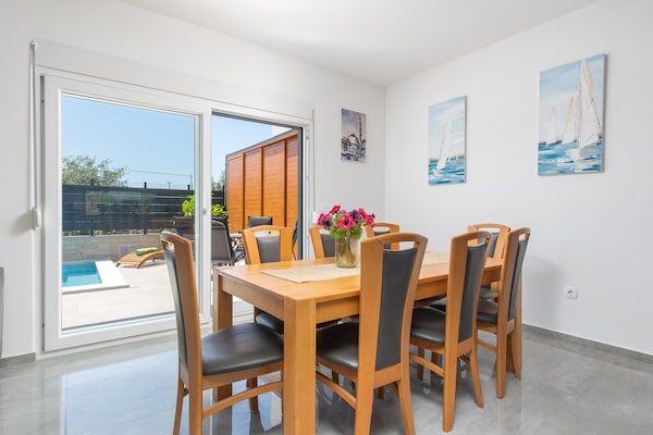 Foto van Vakantie-oase met hydromassagezwembad - Vakantiehuis in Kaštel Sućurac - DiningRoom