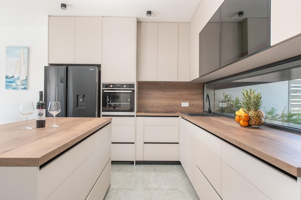 Foto van Vakantie-oase met hydromassagezwembad - Vakantiehuis in Kaštel Sućurac - Kitchen
