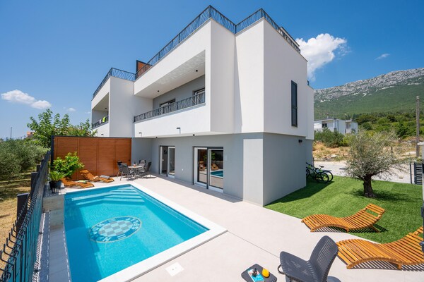 Foto van Vakantie-oase met hydromassagezwembad - Vakantiehuis in Kaštel Sućurac - ExteriorSummer